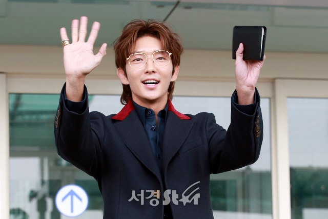 Lee Jun Ki cực bảnh và nổi bật tại sân bay đi nước ngoài làm việc