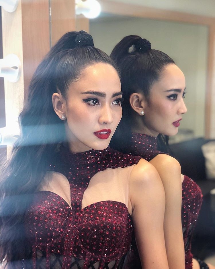 Taew Natapohn lột xác nhảy sexy trong concert của đàn anh gây 'sốt'