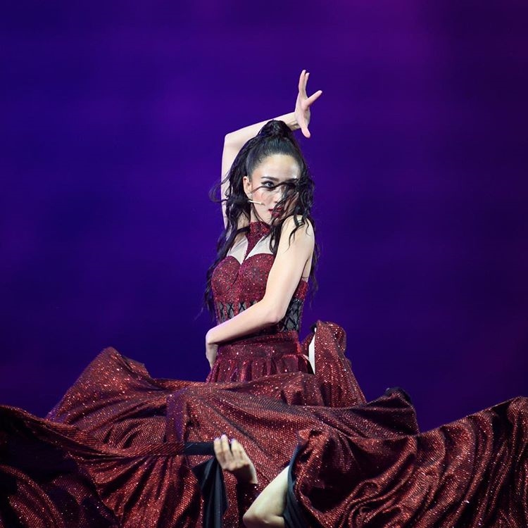 Taew Natapohn lột xác nhảy sexy trong concert của đàn anh gây 'sốt'