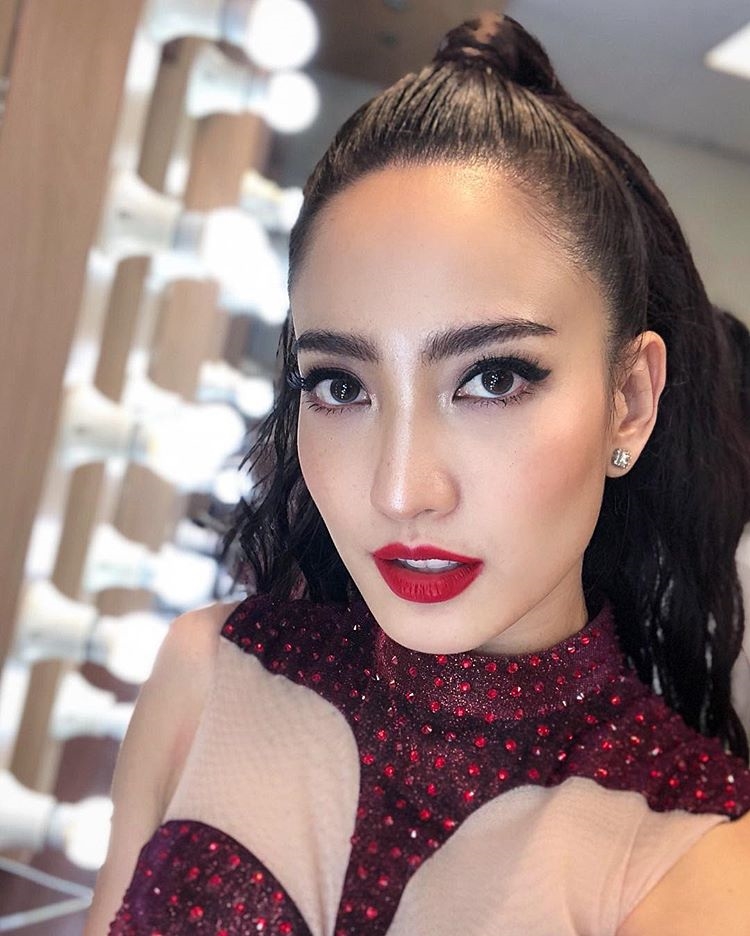Taew Natapohn lột xác nhảy sexy trong concert của đàn anh gây 'sốt'