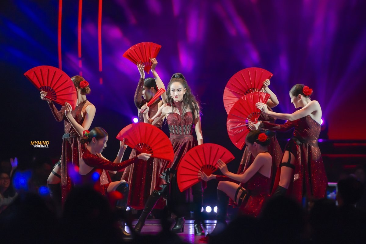 Taew Natapohn lột xác nhảy sexy trong concert của đàn anh gây 'sốt'