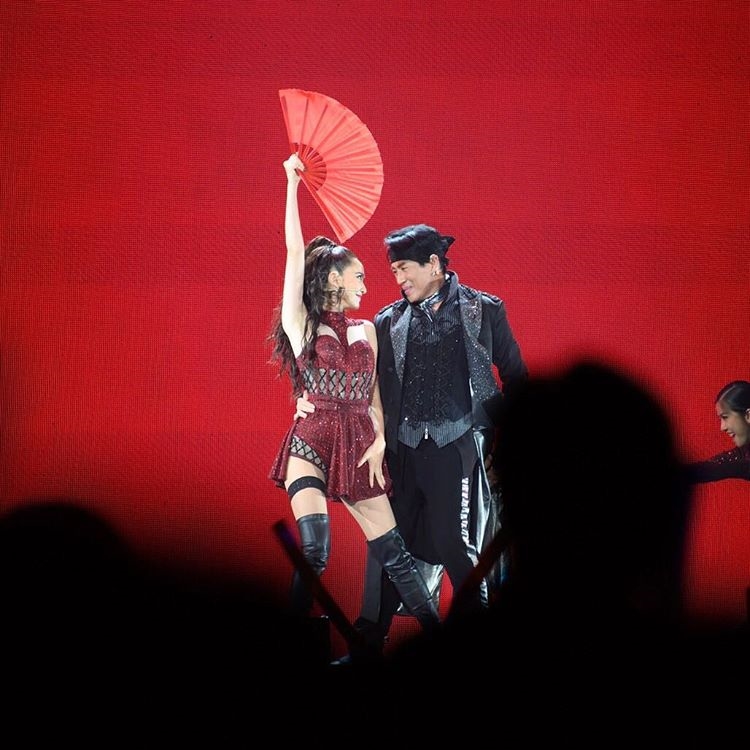 Taew Natapohn lột xác nhảy sexy trong concert của đàn anh gây 'sốt'