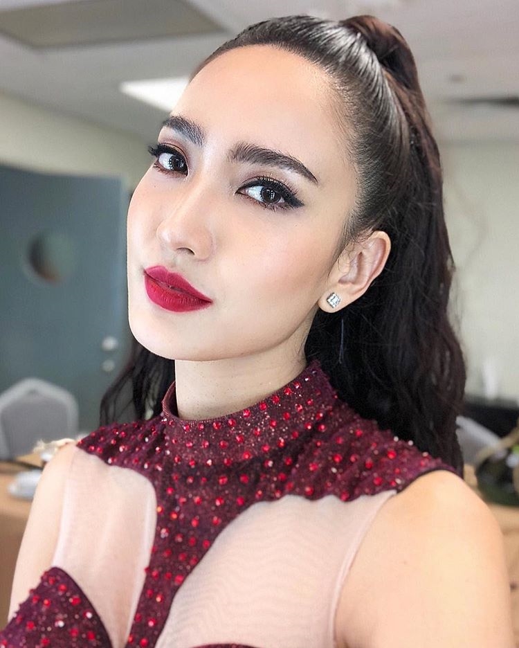 Taew Natapohn lột xác nhảy sexy trong concert của đàn anh gây 'sốt'