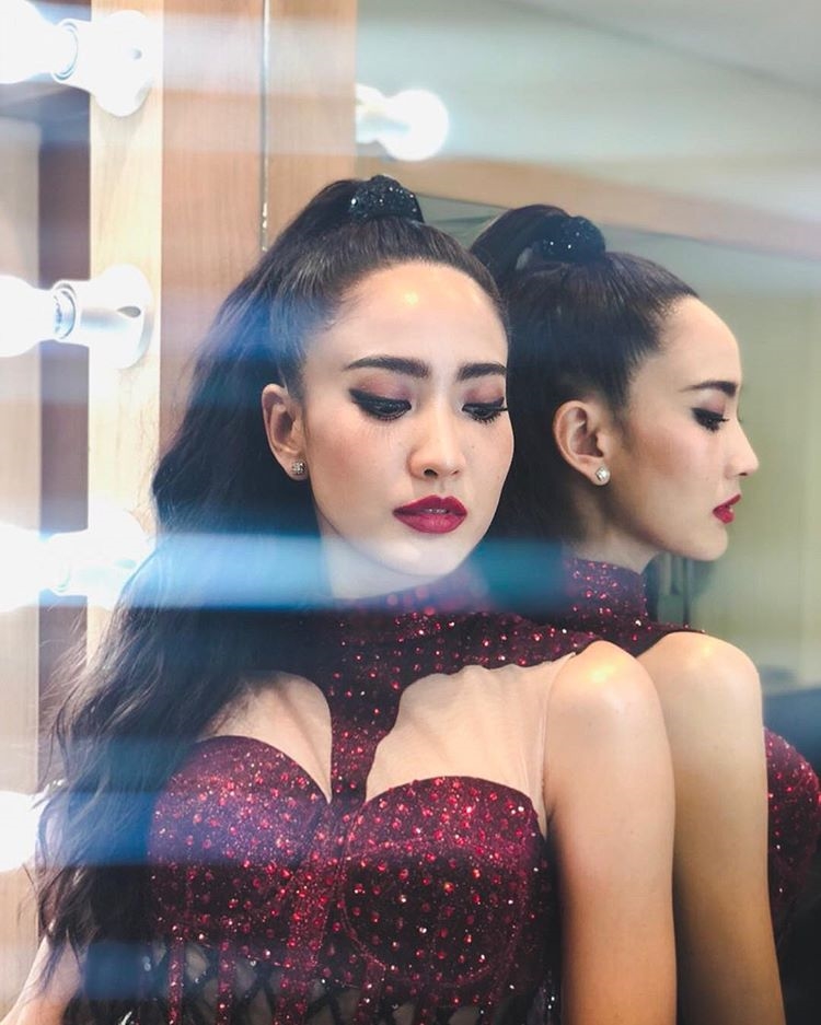 Taew Natapohn lột xác nhảy sexy trong concert của đàn anh gây 'sốt'