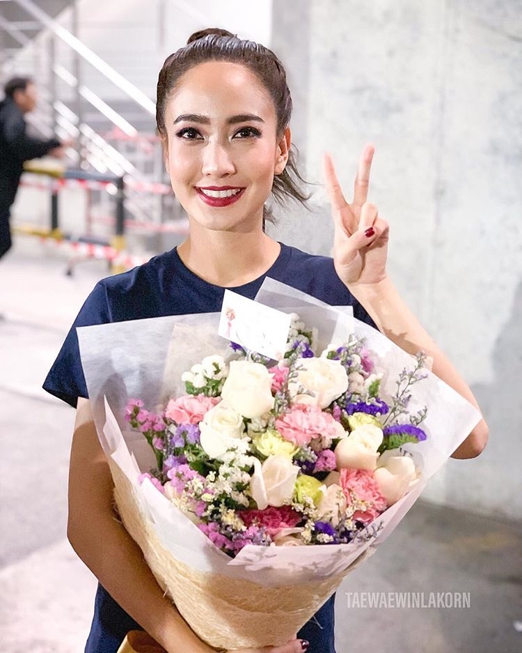 Taew Natapohn lột xác nhảy sexy trong concert của đàn anh gây 'sốt'