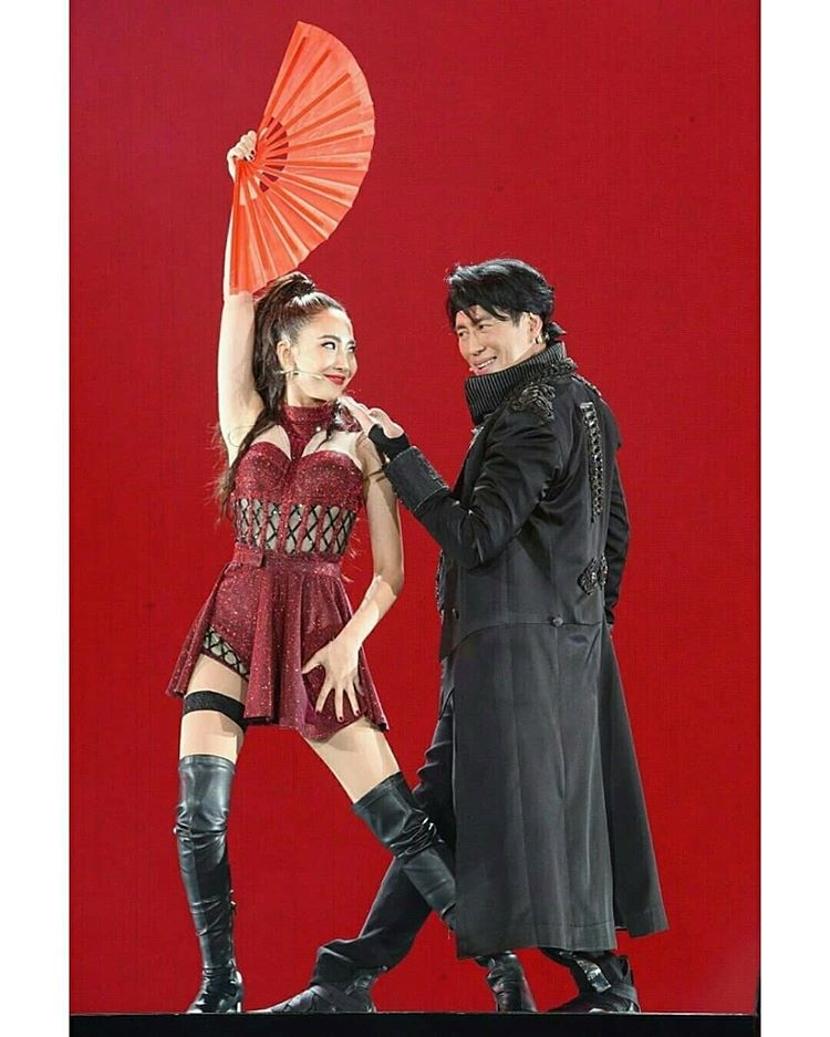 Taew Natapohn lột xác nhảy sexy trong concert của đàn anh gây 'sốt'