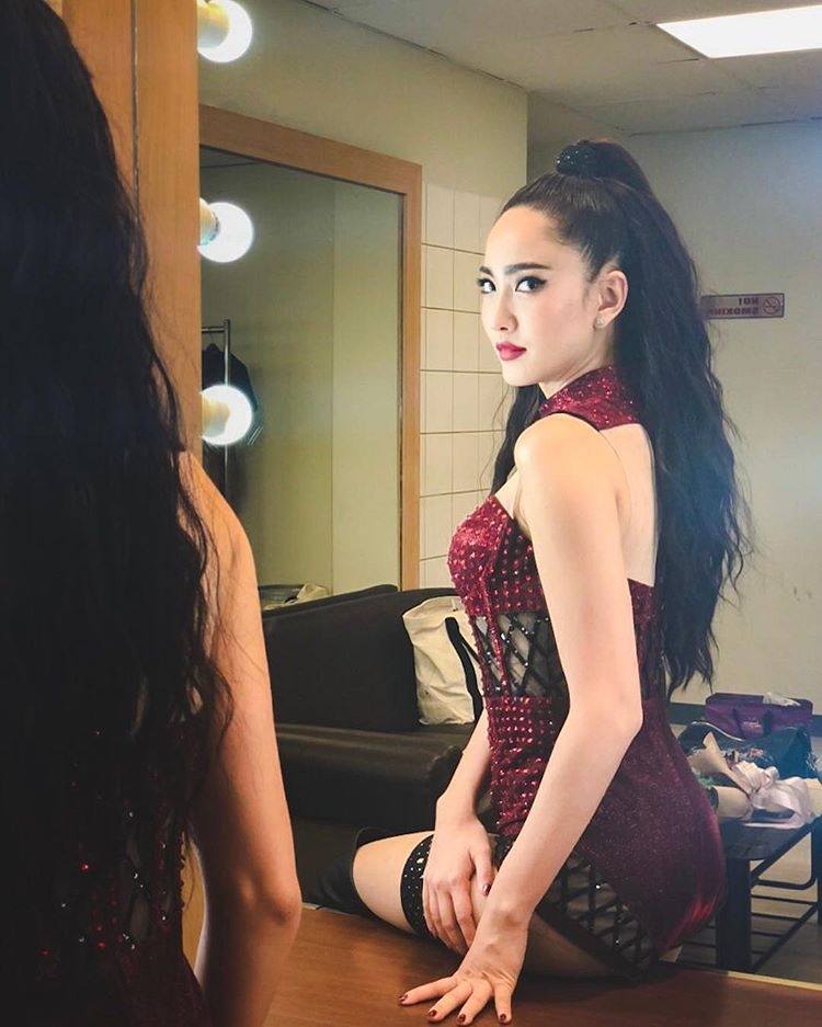 Taew Natapohn lột xác nhảy sexy trong concert của đàn anh gây 'sốt'