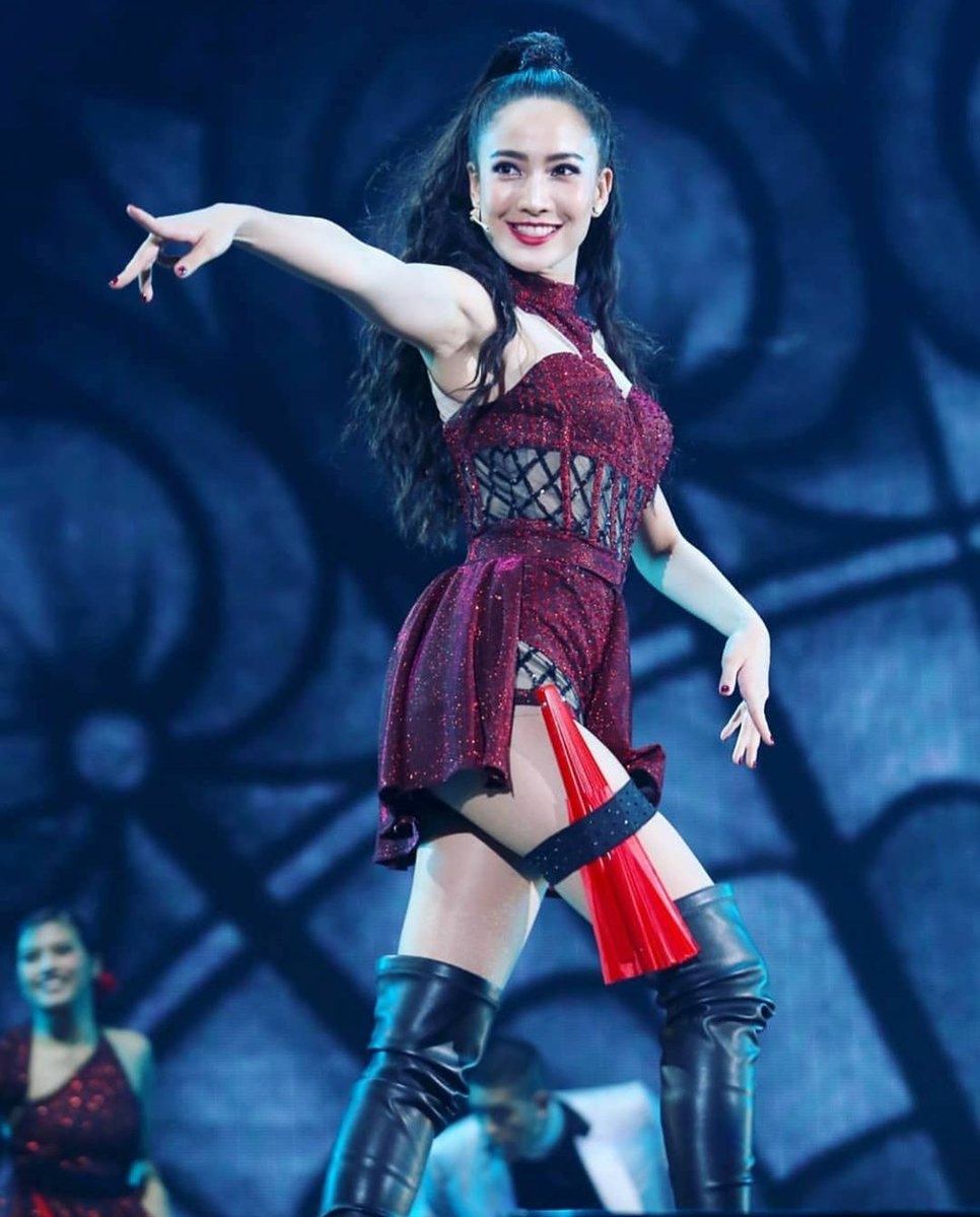 Taew Natapohn lột xác nhảy sexy trong concert của đàn anh gây 'sốt'