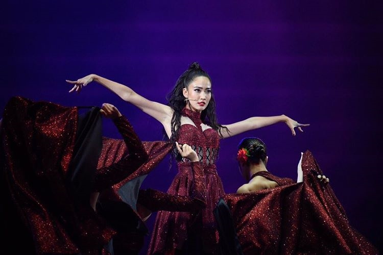 Taew Natapohn lột xác nhảy sexy trong concert của đàn anh gây 'sốt'