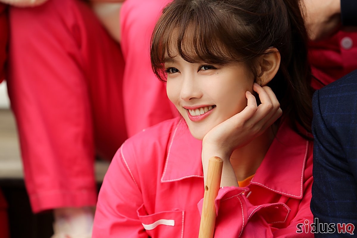 Kim Yoo Jung khoe nụ cười tỏa nắng trong loạt ảnh phim mới