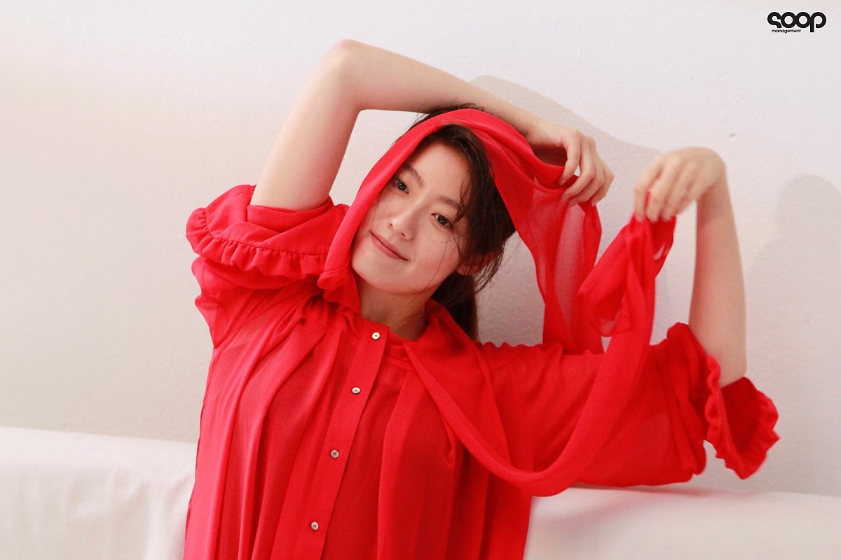 Nam Ji Hyun tung bộ ảnh hậu trường chụp tạp chí cực đáng yêu