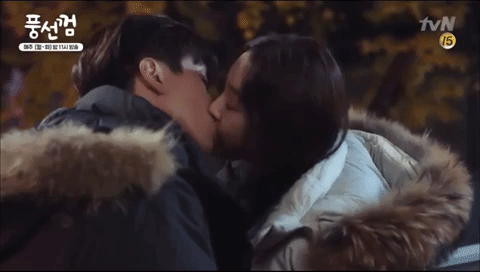 10 cảnh hôn nhanh như chớp và độc lạ trong drama Hàn