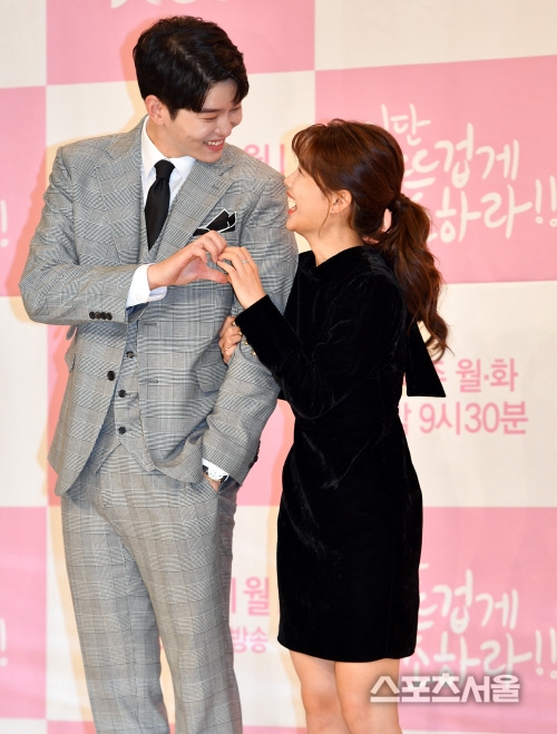 Kim Yoo Jung đáng yêu trong họp báo 'Clean with Passion for Now'