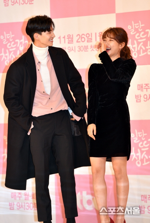 Kim Yoo Jung đáng yêu trong họp báo 'Clean with Passion for Now'