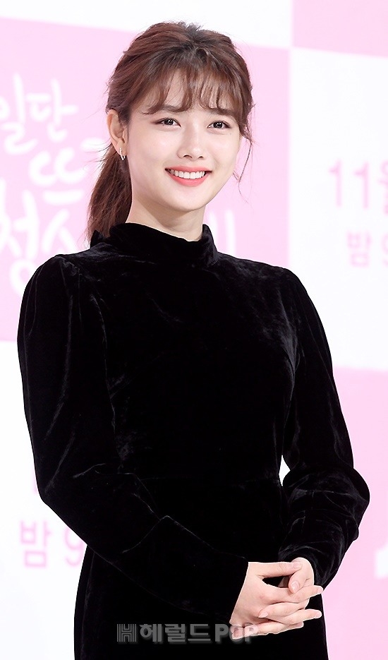 Kim Yoo Jung đáng yêu trong họp báo 'Clean with Passion for Now'