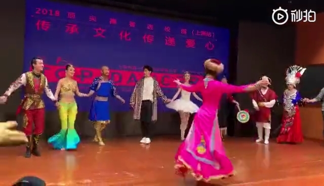 Clip hot Hoa ngữ: Dương Dương gây bão vì thẹn thùng nắm tay trai lạ