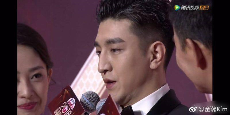Clip hot Hoa ngữ 13/12: Chung Hân Đồng hớn hở mua đồ cưới