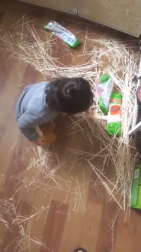 Dở khóc dở cười với những tình huống oái ăm do các nhóc tì gây ra