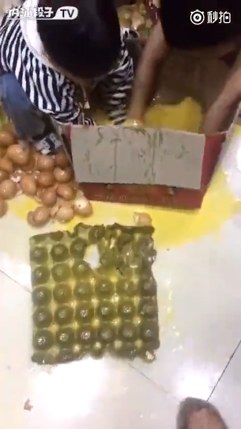 Dở khóc dở cười với những tình huống oái ăm do các nhóc tì gây ra