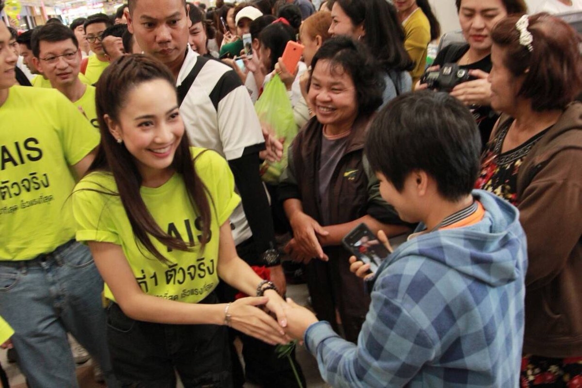James Jirayu - Taew Natapohn gây 'bão' khi lại cùng đi sự kiện