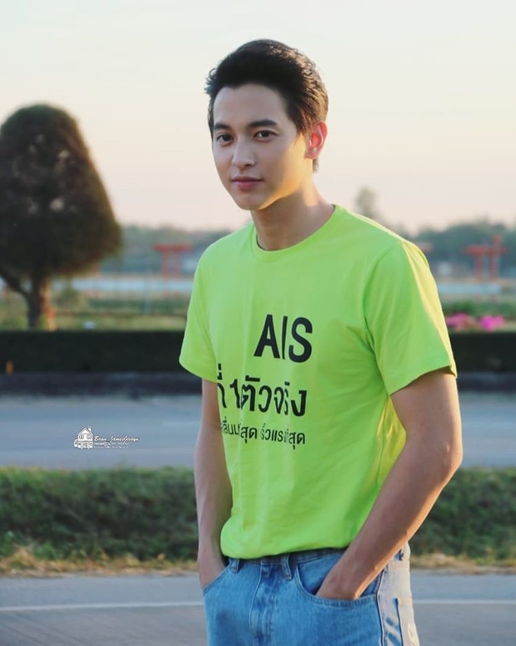 James Jirayu - Taew Natapohn gây 'bão' khi lại cùng đi sự kiện