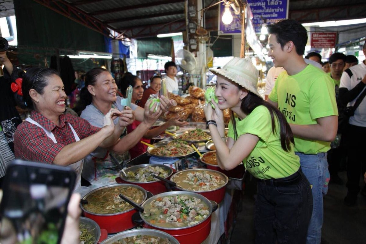 James Jirayu - Taew Natapohn gây 'bão' khi lại cùng đi sự kiện