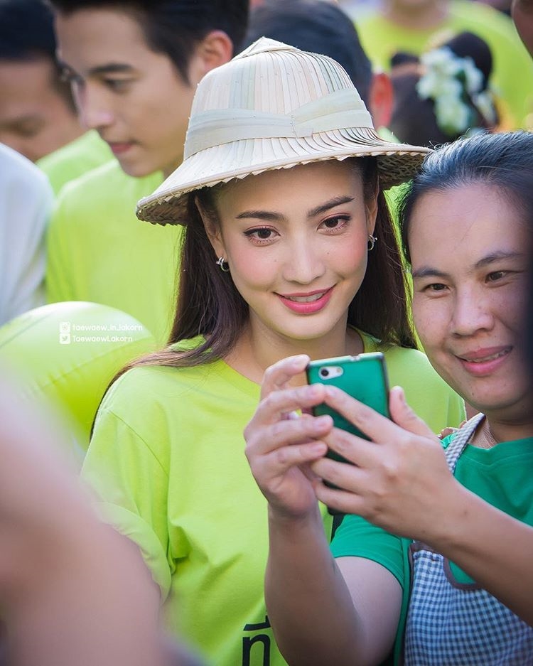 James Jirayu - Taew Natapohn gây 'bão' khi lại cùng đi sự kiện