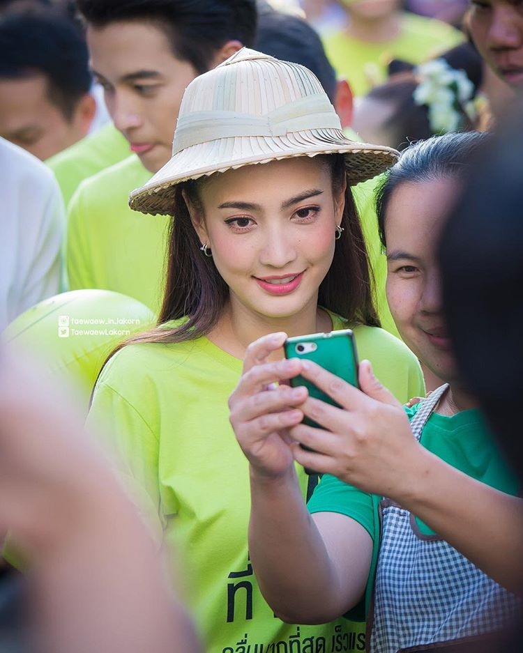 James Jirayu - Taew Natapohn gây 'bão' khi lại cùng đi sự kiện