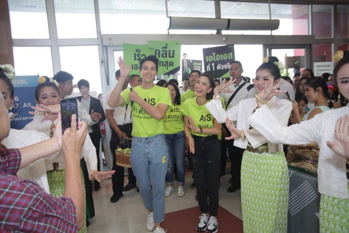 James Jirayu - Taew Natapohn gây 'bão' khi lại cùng đi sự kiện