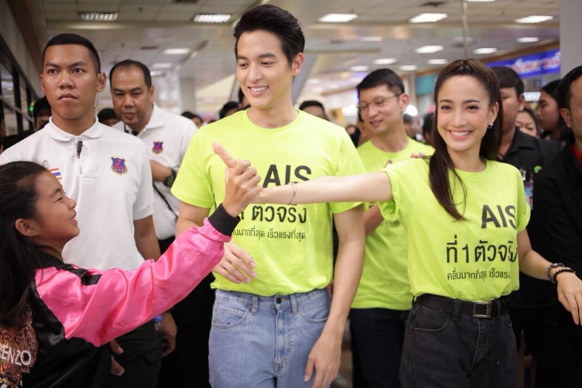 James Jirayu - Taew Natapohn gây 'bão' khi lại cùng đi sự kiện