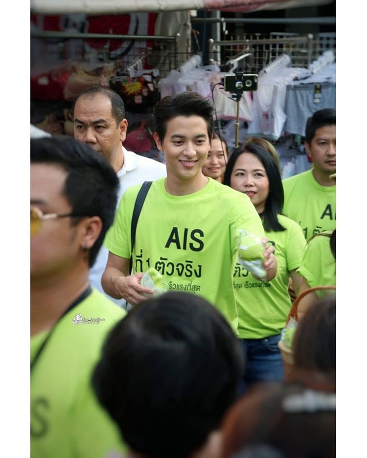 James Jirayu - Taew Natapohn gây 'bão' khi lại cùng đi sự kiện