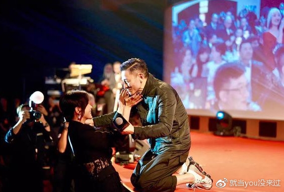 Clip hot Hoa ngữ 18/12: Trương Bá Chi lộ diện sau khi sinh con thứ 3