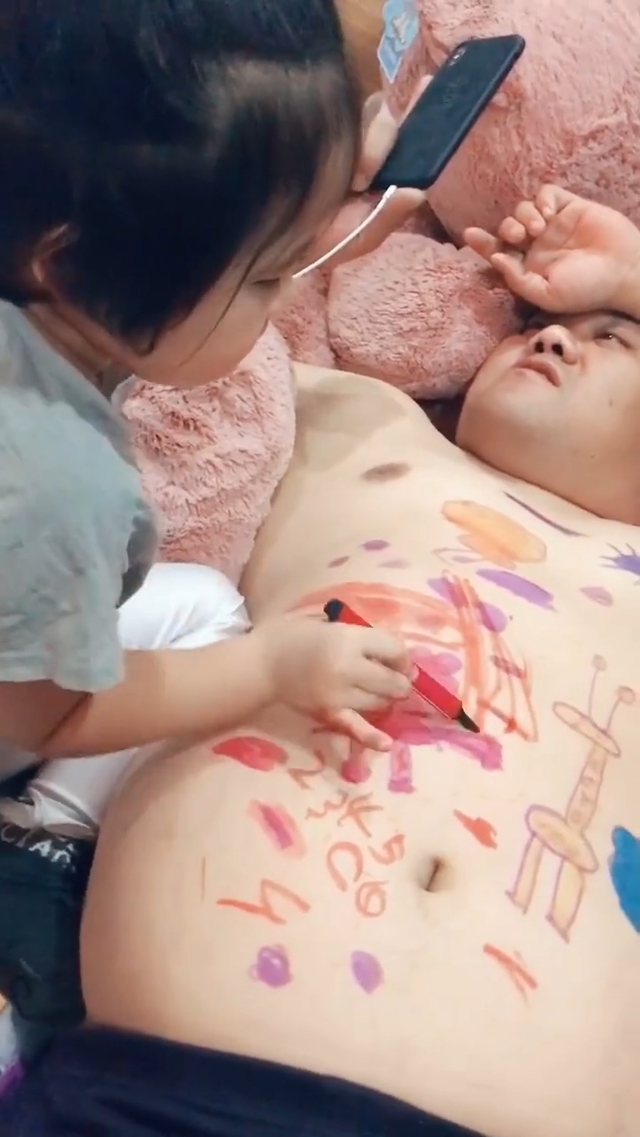 Loạt clip chứng minh trẻ con là thiên thần dễ khiến bố mẹ nổi khùng