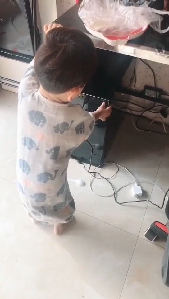 Loạt clip chứng minh trẻ con là thiên thần dễ khiến bố mẹ nổi khùng