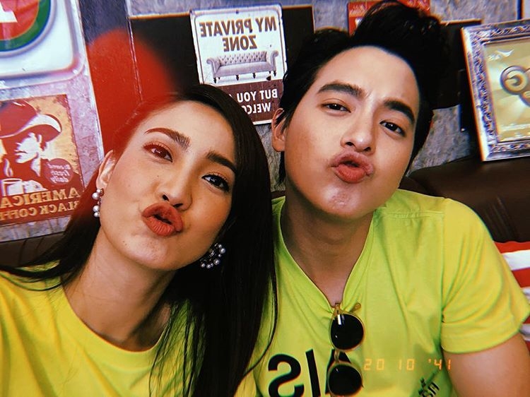 James Jirayu mang quà tới biếu mẹ Taew Natapohn khiến fan thích thú