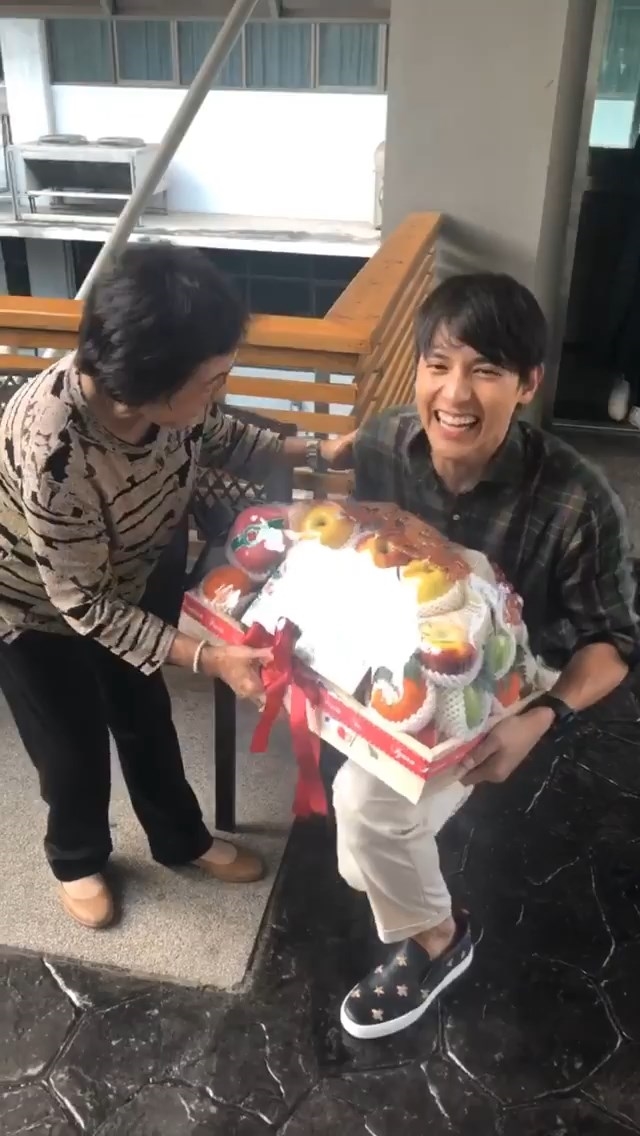 James Jirayu mang quà tới biếu mẹ Taew Natapohn khiến fan thích thú