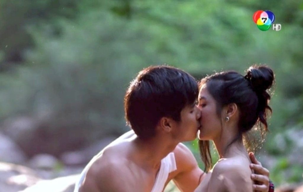 Cùng nhìn lại những nụ hôn đáng nhớ nhất trong lakorn Thái Lan năm 2018