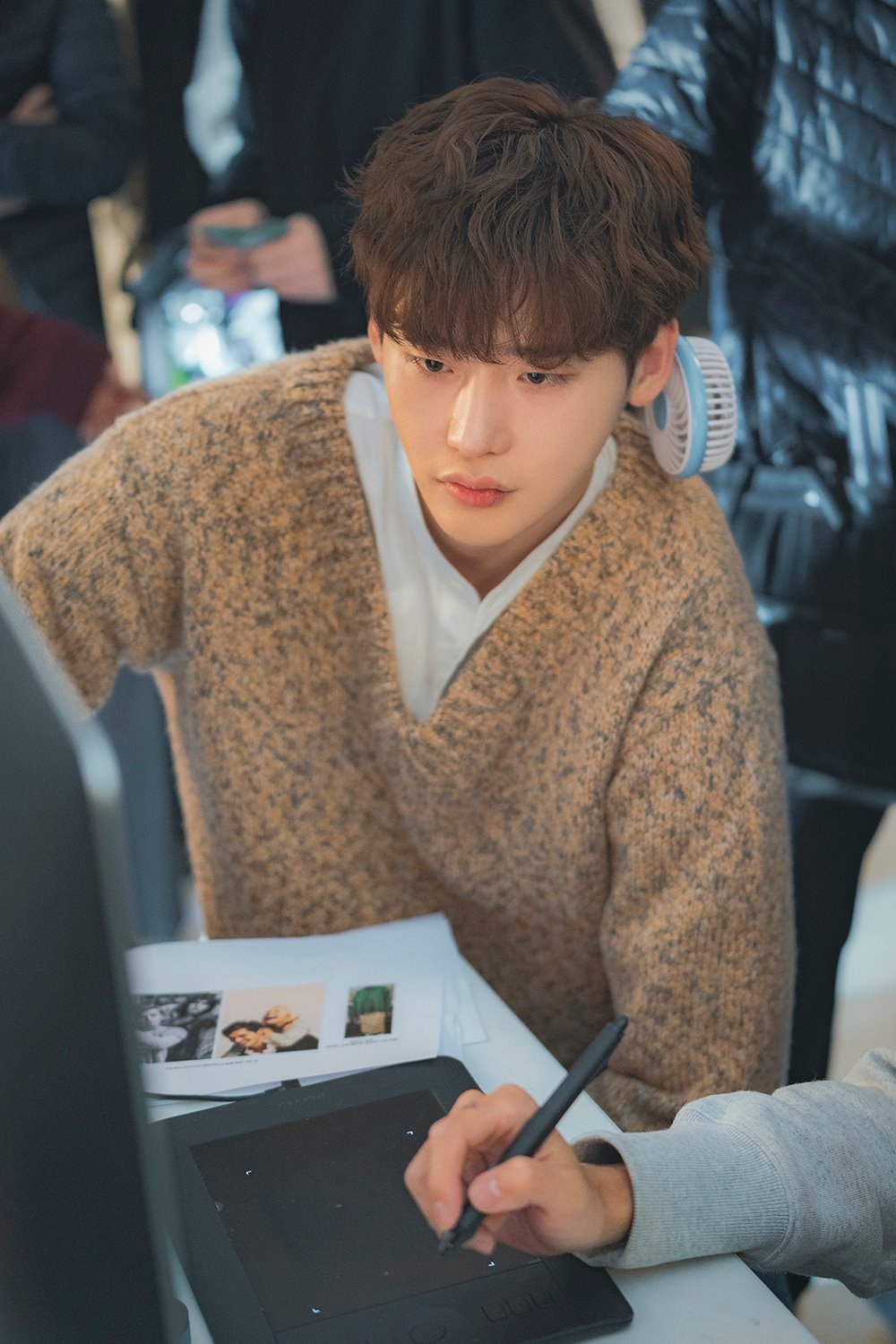 Lee Jong Suk tung bộ ảnh hậu trường chụp poster phim mới