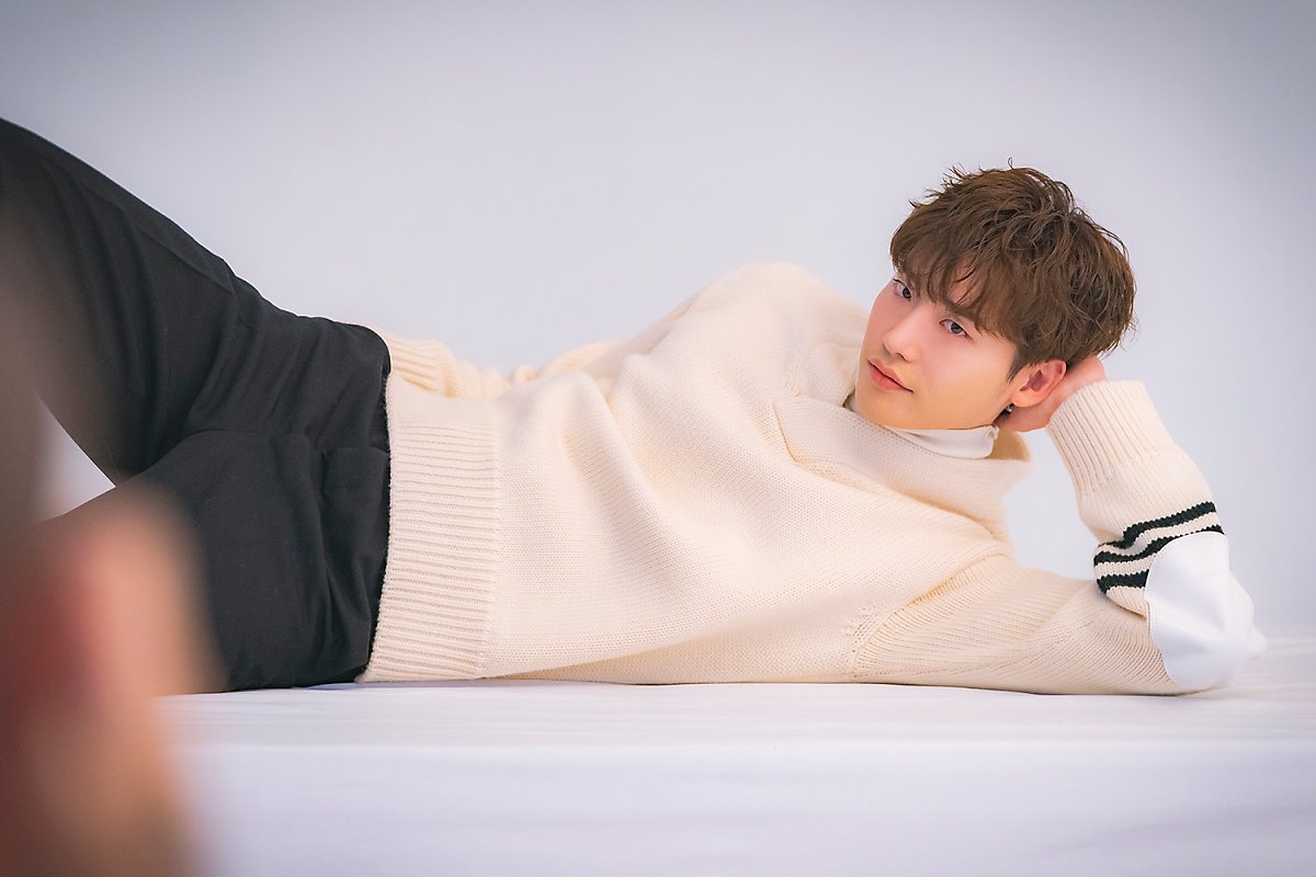 Lee Jong Suk tung bộ ảnh hậu trường chụp poster phim mới