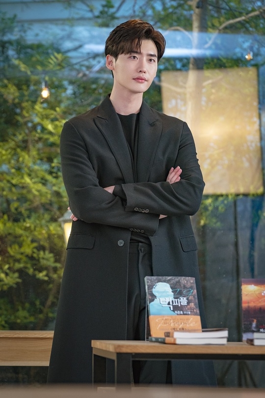 Lee Jong Suk tung bộ ảnh hậu trường chụp poster phim mới