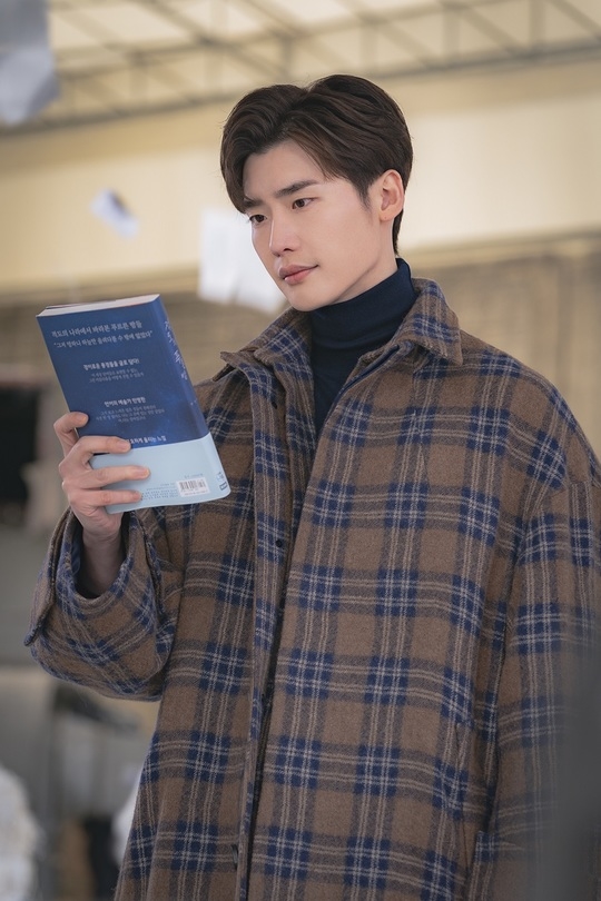 Lee Jong Suk tung bộ ảnh hậu trường chụp poster phim mới