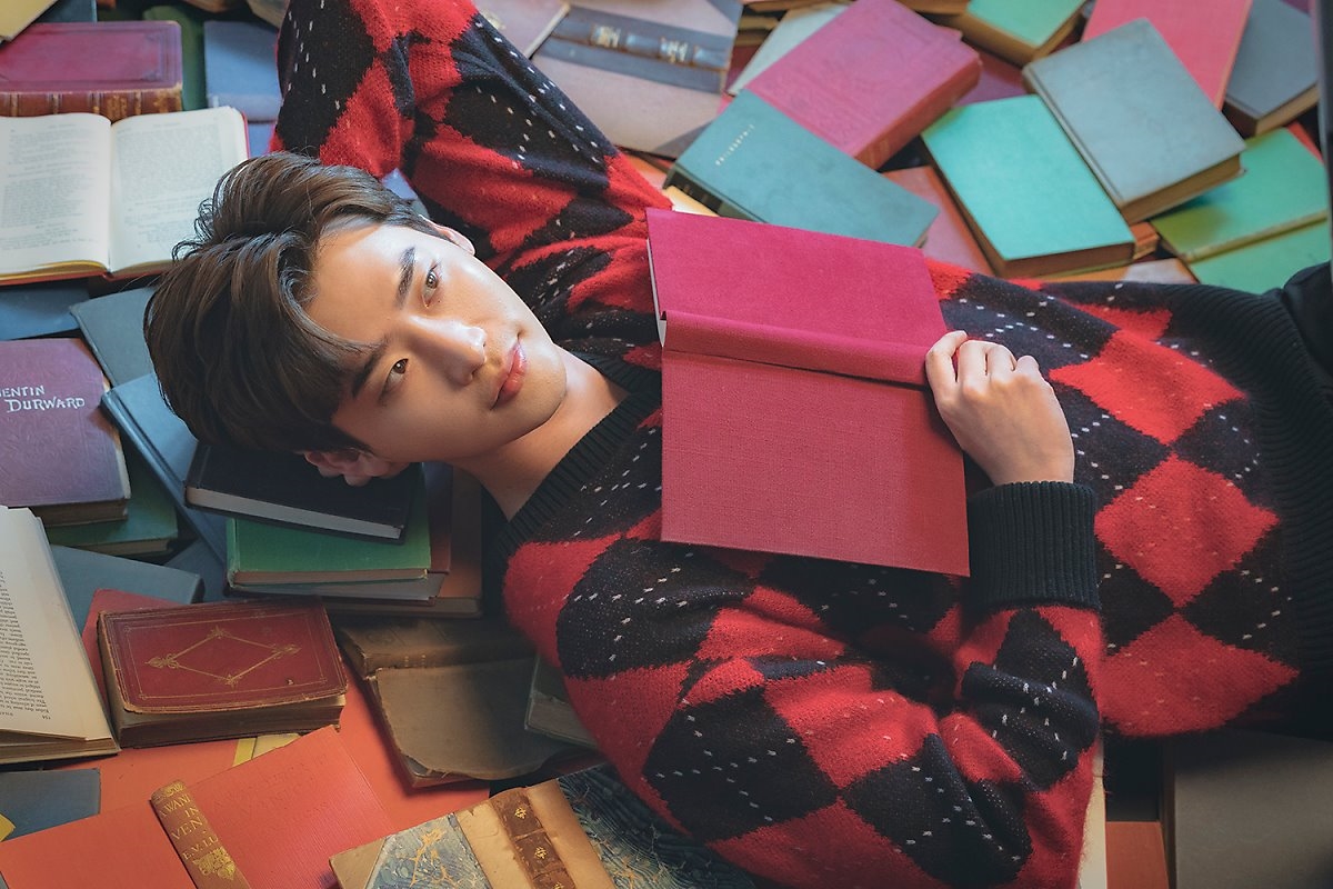 Lee Jong Suk tung bộ ảnh hậu trường chụp poster phim mới