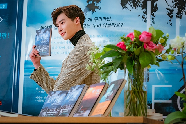 Lee Jong Suk tung bộ ảnh hậu trường chụp poster phim mới
