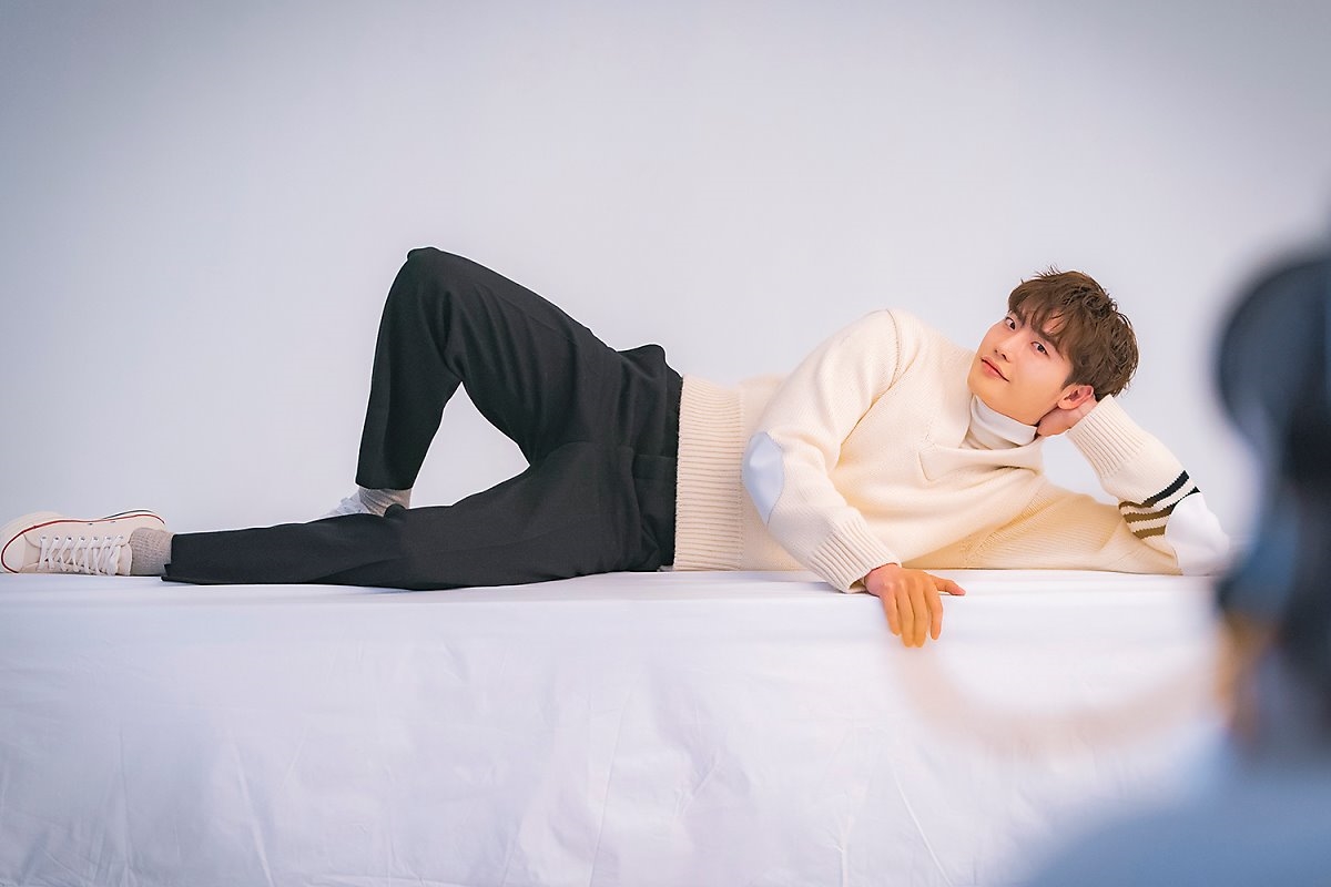 Lee Jong Suk tung bộ ảnh hậu trường chụp poster phim mới