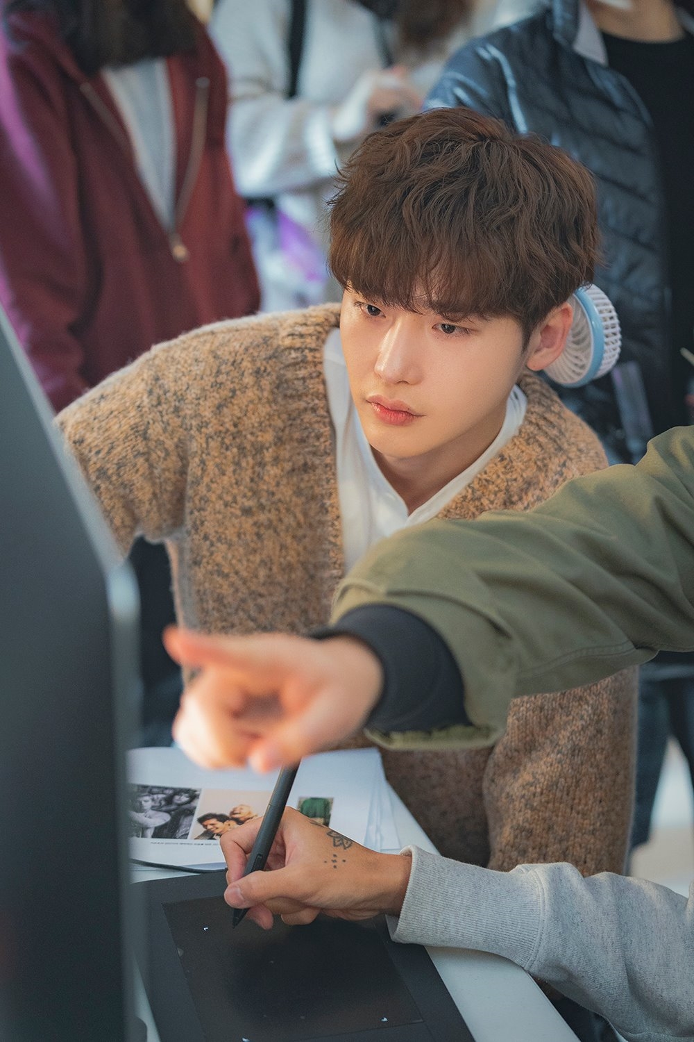 Lee Jong Suk tung bộ ảnh hậu trường chụp poster phim mới