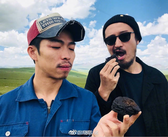 Clip hot Hoa ngữ 10/01: Cặp nam diễn viên gây sốc vì nụ hôn đồng tính