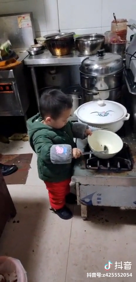 Các nhóc tì gây bão 13/01: Tổng hợp những tình huống dở khóc dở cười