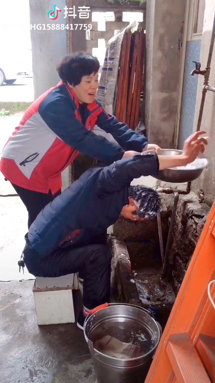 Clip hot gây bão mạng 15/01: Cười đau bụng với những trò lừa đẳng cấp