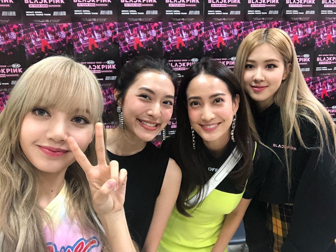 Loạt topstar hàng đầu Thái lũ lượt kéo nhau đi xem concert Black Pink