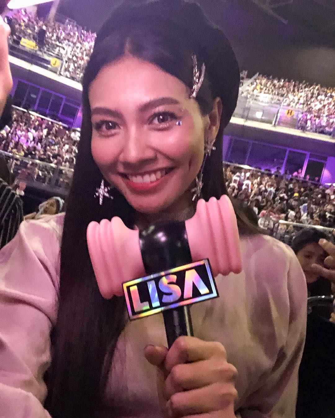 Loạt topstar hàng đầu Thái lũ lượt kéo nhau đi xem concert Black Pink